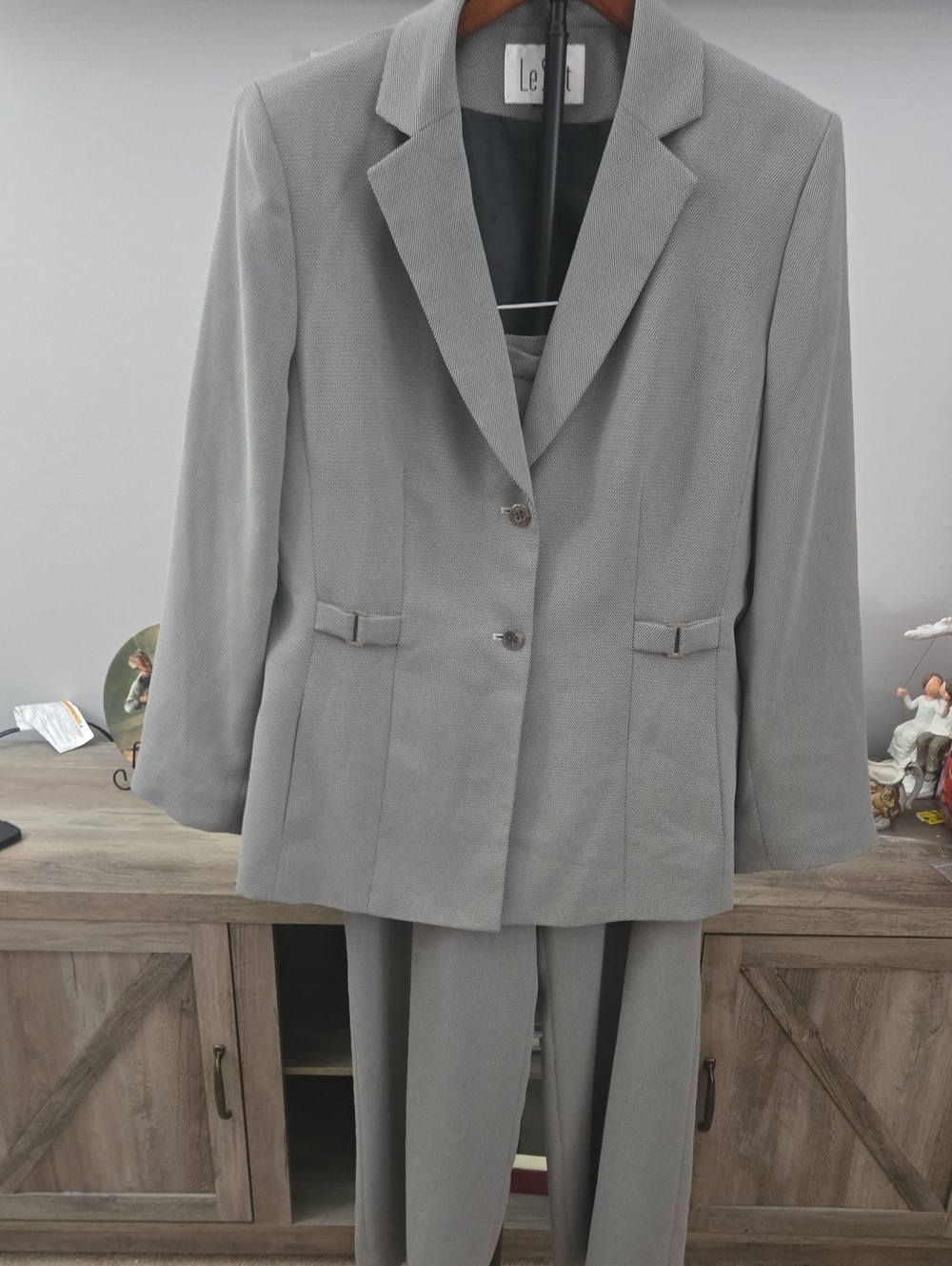 Le Suit Light Gray Women's Two-Piece Pantsuit